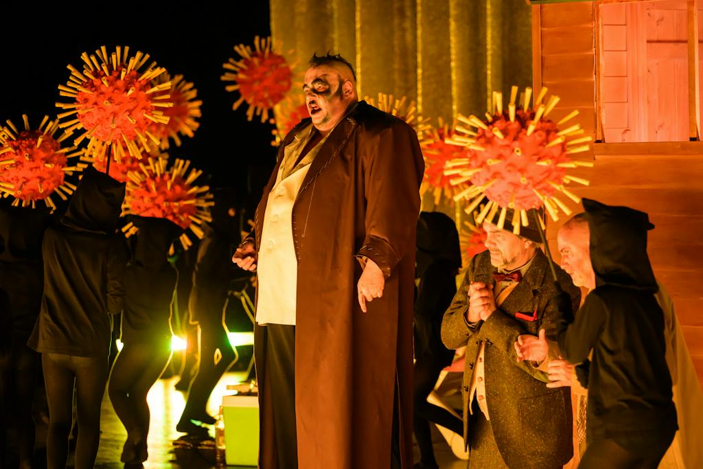 State Opera I Le Grand Macabre: Marcus Jupither (Nekrotzar), Ivo Hrachovec (Astradamors), Thor Inge Falch (Piet the Pot) – photo: Serghei Gherciu