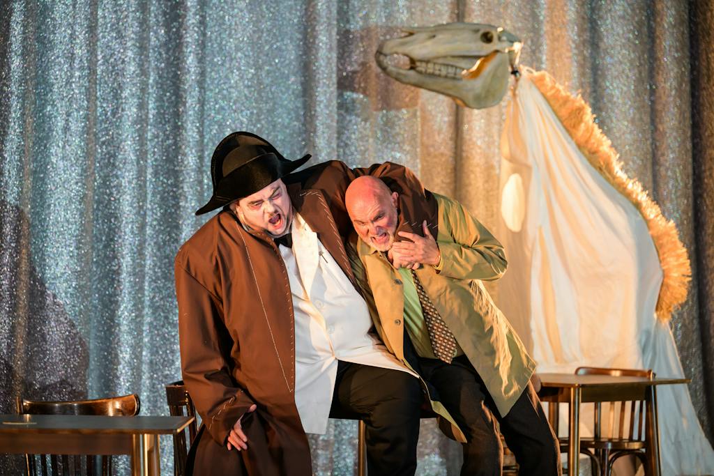 Státní opera I Le Grand Macabre: Marcus Jupither (Nekrocar), Thor Inge Falch (Piet zvaný Bečka) – foto: Serghei Gherciu