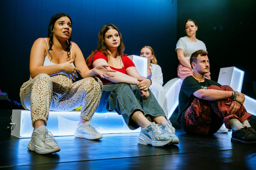 Činohra | Takže si tak – Eliška Slámová, Johana Céé, Anna Tichá, Anna Čiperová, David Holub – foto: Jan Hromádko