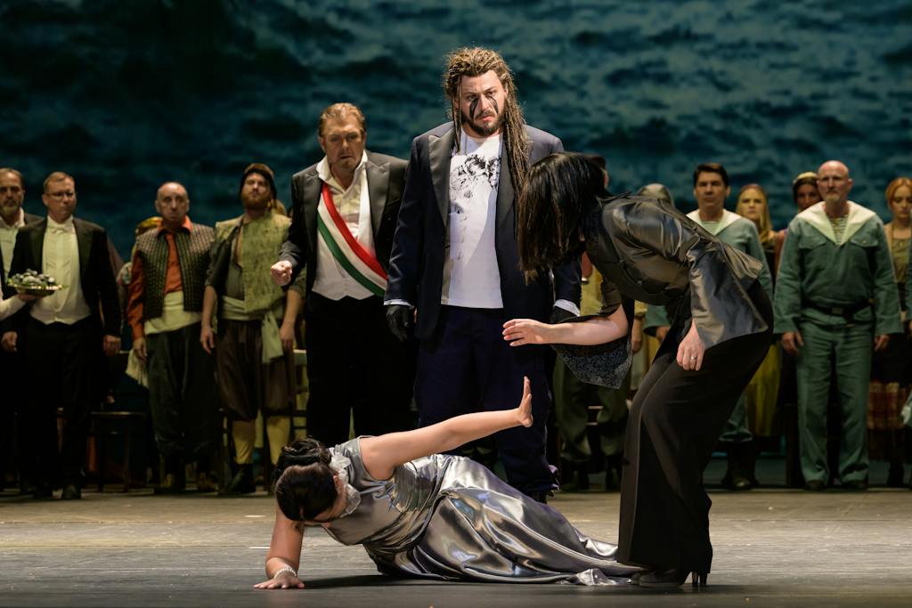Státní opera I Otello: Olga Busuioc (Desdemona), Oleg Korotkov (Lodovico), Denys Pivnickij (Otello), Kateřina Jalovcová (Emilia), Sbor Státní opery – foto: Serghei Gherciu