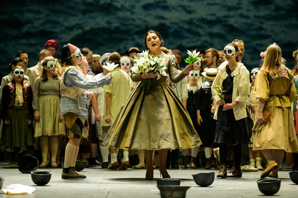 Státní opera I Otello: Olga Busuioc (Desdemona), Kühnův dětský sbor, Sbor Státní opery – foto: Serghei Gherciu