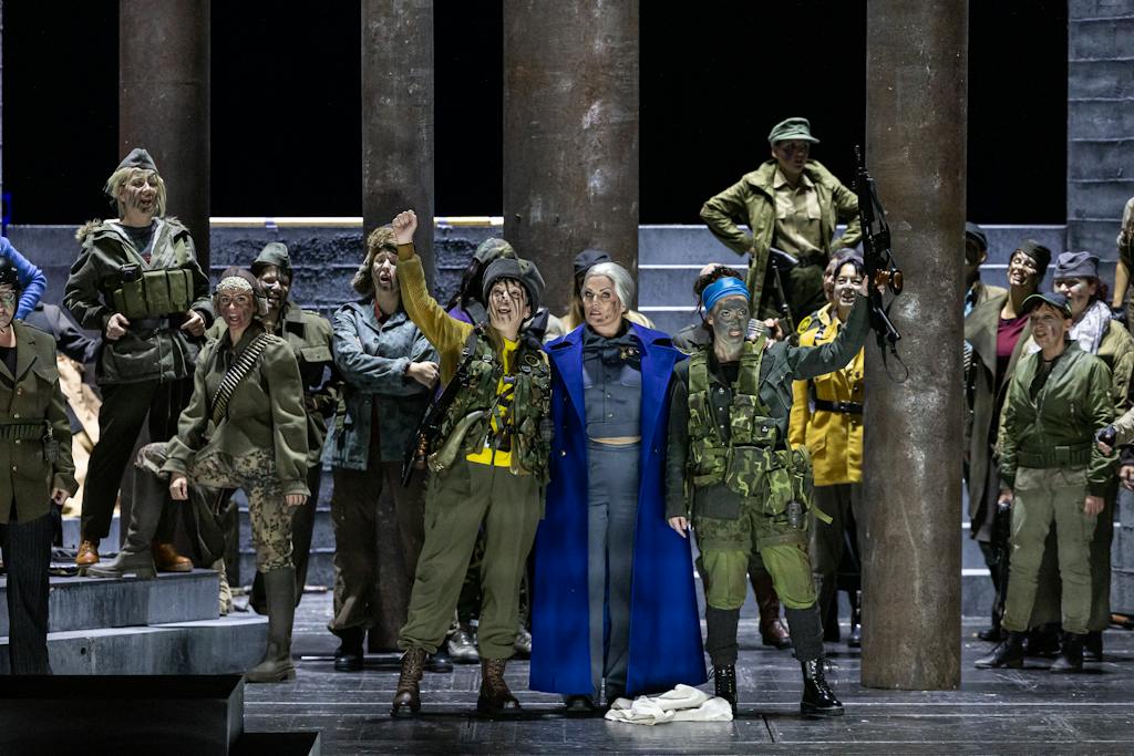 Opera ND I Šárka: Maria Kobielska (Mlada), Jolana Fogašová (Vlasta), Kateřina Jalovcová (Radka), Sbor Národního divadla – foto: Zdeněk Sokol