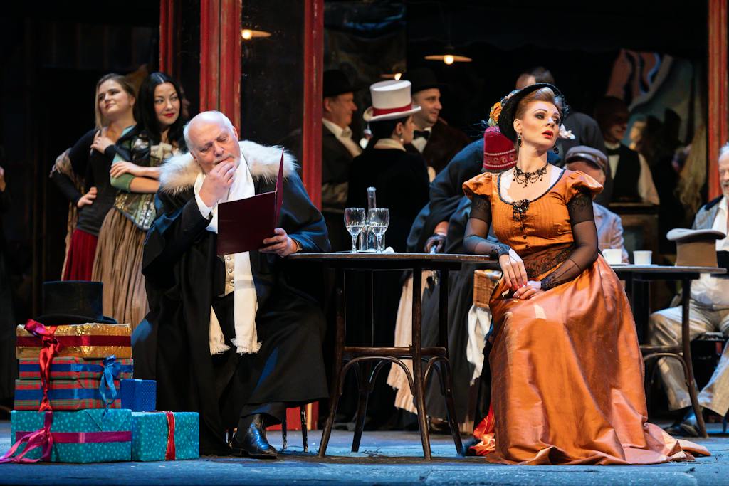 Opera I La bohéme: Jan Ježek (Alcindoro), Marie Fajtová (Musetta) – photo: Zdeněk Sokol