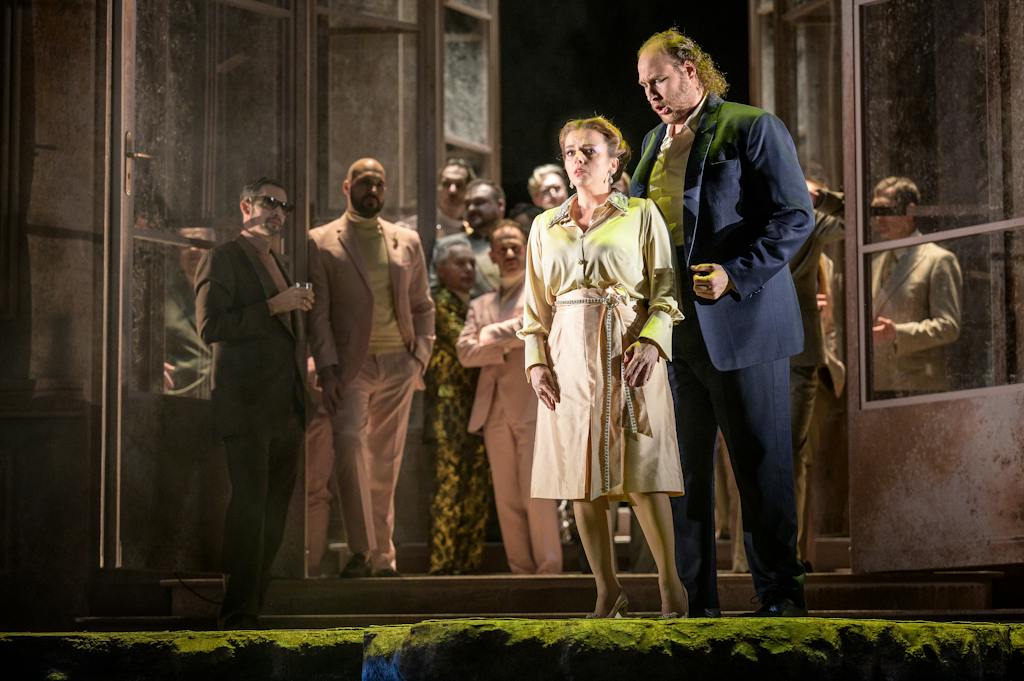 Opera I Médea: Jana Sibera (Glauce), Evan LeRoy Johnson (Giasone), Sbor Národního divadla – foto: Petr Neubert