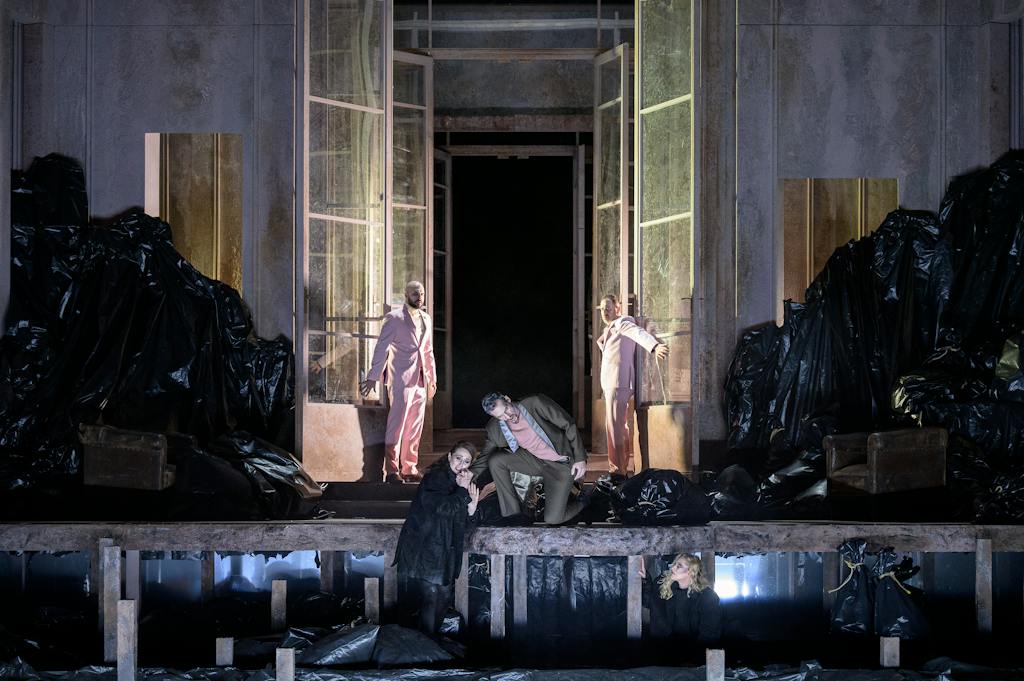 Opera I Médea: Světlana Aksenova (Médea), Marcell Bakonyi (Creonte), Arnheiður Eiríksdóttir (Neris), Sbor Národního divadla – foto: Petr Neubert