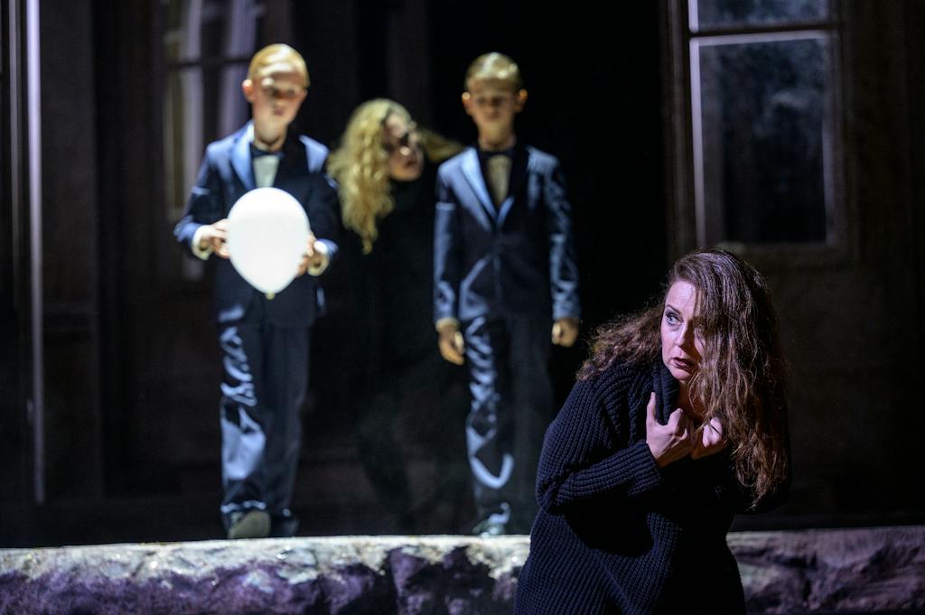 Opera I Médea: Světlana Aksenova (Médea), Arnheiður Eiríksdóttir (Neris), Kühnův dětský sbor – foto: Petr Neubert