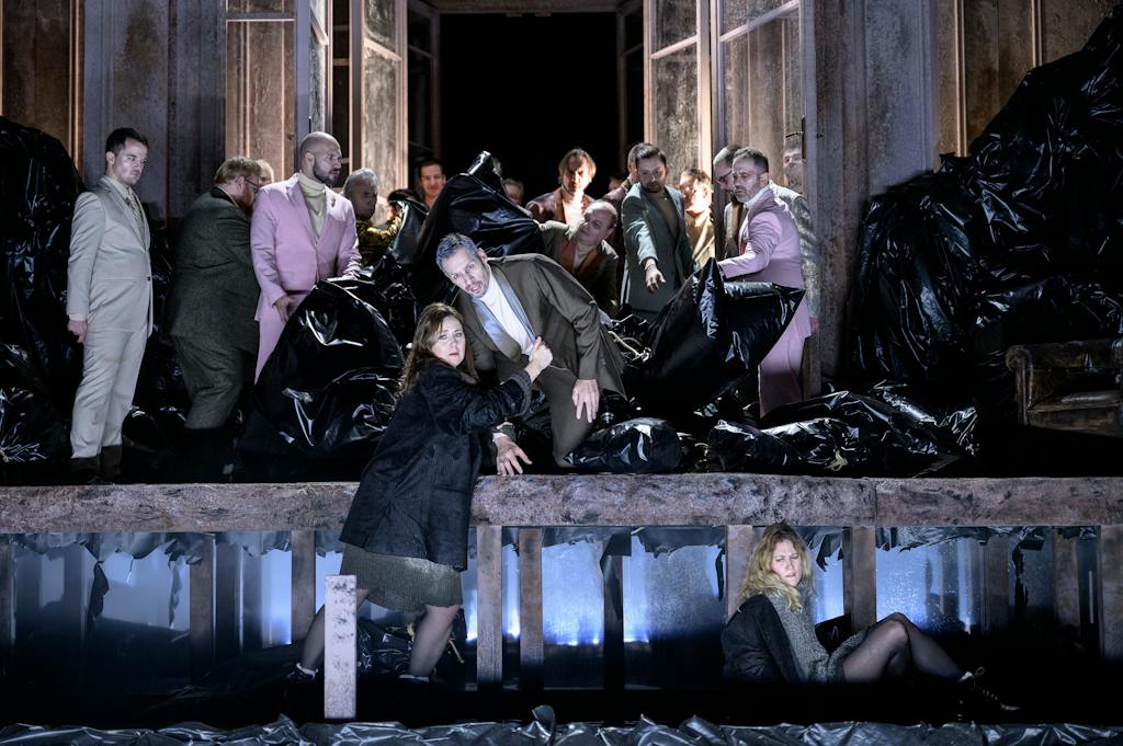 Opera I Médea: Světlana Aksenova (Médea), Marcell Bakonyi (Creonte), Arnheiður Eiríksdóttir (Neris), Sbor Národního divadla – foto: Petr Neubert