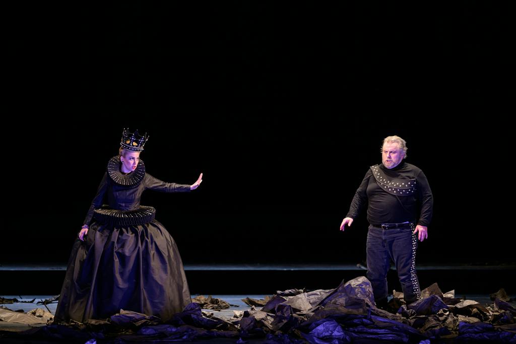 Opera I Macbeth: Daniela Schillaci (Lady Macbeth), Ólafur Sigurdarson (Macbeth) – foto: Serghei Gherciu