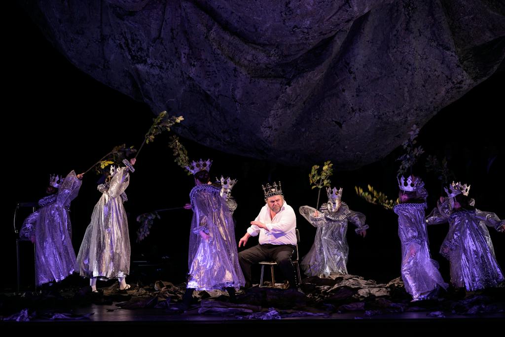 Opera I Macbeth: Ólafur Sigurdarson (Macbeth), žáci Baletní školy Olgy Kyndlové – foto: Serghei Gherciu