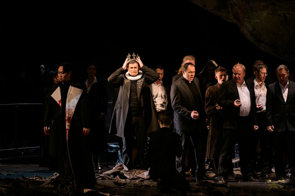 Opera I Macbeth: Kyungho Kim (Macduff), Josef Moravec (Malcolm), Sbor Státní opery – foto: Serghei Gherciu