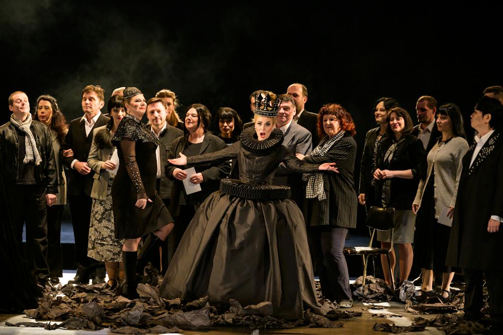 Opera I Macbeth: Daniela Schillaci (Lady Macbeth), Lucie Hájková (Dvorní dáma), Kyungho Kim (Macduff), Sbor Státní opery  – foto: Serghei Gherciu