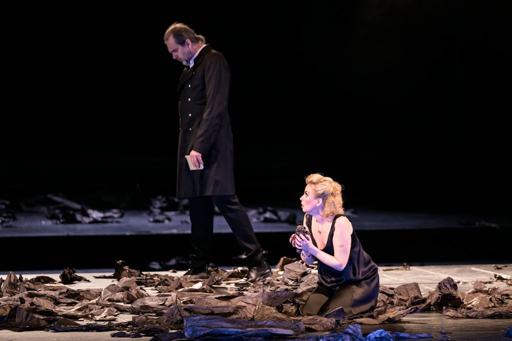 Opera I Macbeth: Ivo Hrachovec (Doktor), Daniela Schillaci (Lady Macbeth) – foto: Serghei Gherciu