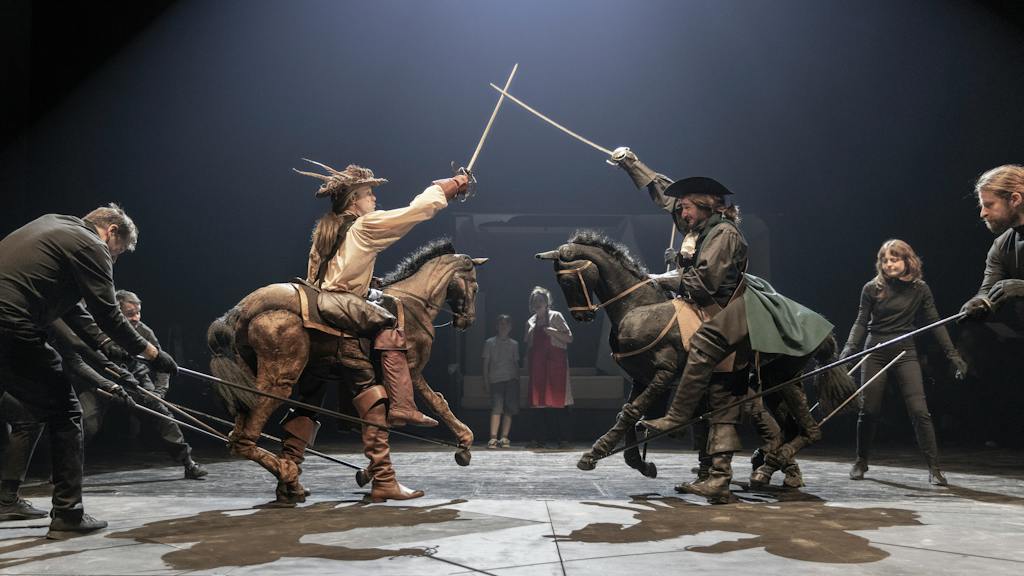 Činohra | Tři mušketýři a já: Zdeněk Piškula (Mušketýr), Michal Režný (Gardista) – foto: Patrik Borecký