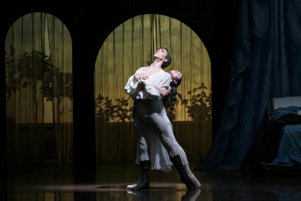 Balet | Romeo a Julie foto: Serghei Gherciu (Erivan Garioli, Nina Fernandes)