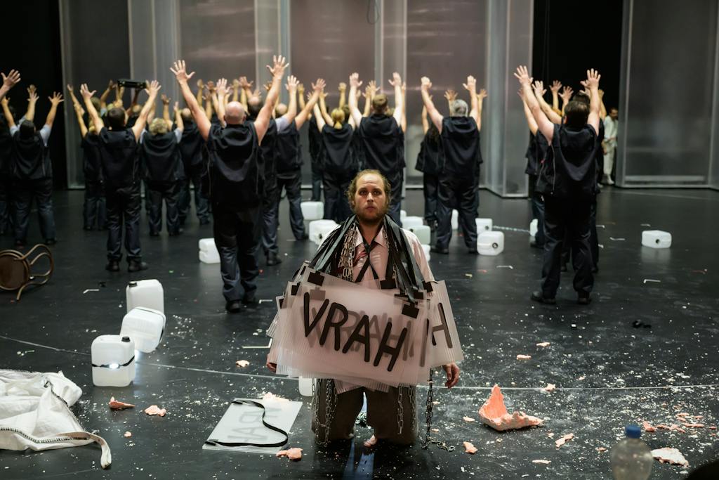 Opera I Idomeneo: Evan LeRoy Johnson (Idomeneo), State Opera Chorus – photo: Serghei Gherciu