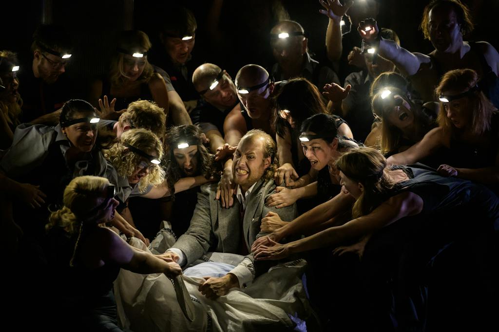 Opera I Idomeneo: Evan LeRoy Johnson (Idomeneo), State Opera Chorus – photo: Serghei Gherciu