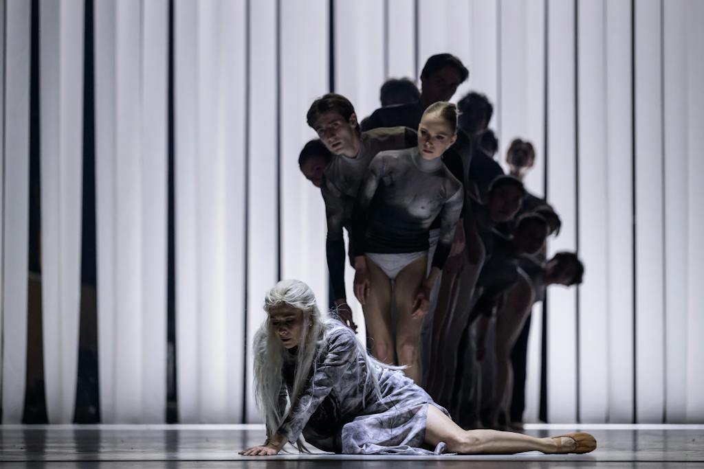 Balet ND | Avant-Garde (4 Seasons) (kostýmní zkouška); Tereza Podařilová, Anna Inchausti, Christian Flori a soubor Baletu ND - foto: Serghei Gherciu