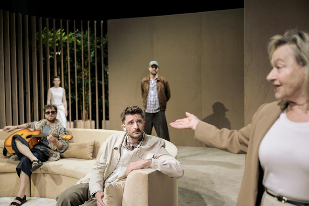 Činohra | Nečekané VÍTĚZSTVÍ POLSKO-ČESKÉ UNIE ve III. světové válce: Daniel Malchar (Nathan (Kuba Bachleda)), Kateřina Měchurová (Robot Komenský 2.0), Michal Režný (Martin Horváth), Antoni Milancej (Tomek Wielicki), Anna Tomaszewska (Bożena Klimek) – foto: Petr Neubert