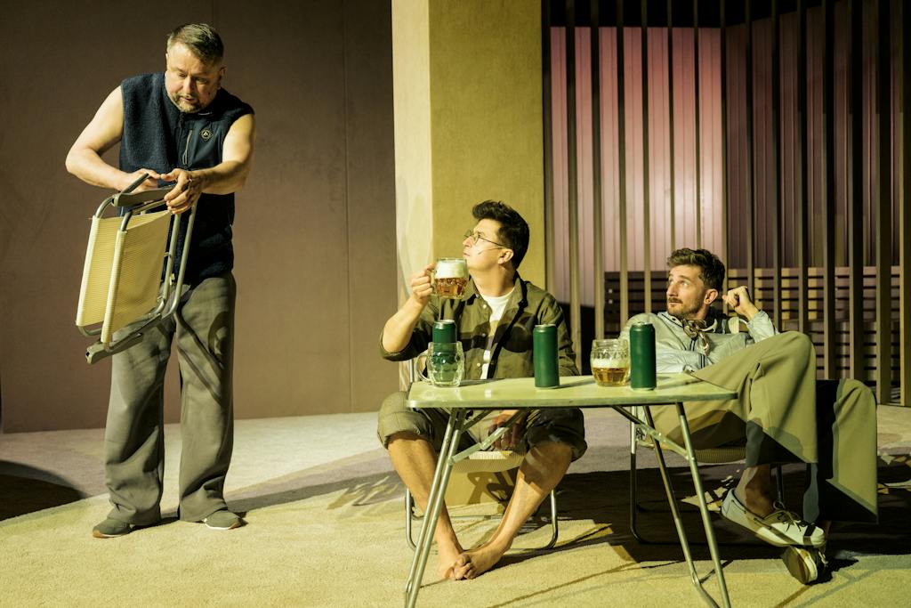 Činohra | Nečekané VÍTĚZSTVÍ POLSKO-ČESKÉ UNIE ve III. světové válce: Marek Daniel (Zdeněk Dvořák), Šimon Krupa (Honza Kovács), Michal Režný (Martin Horváth) – foto: Petr Neubert