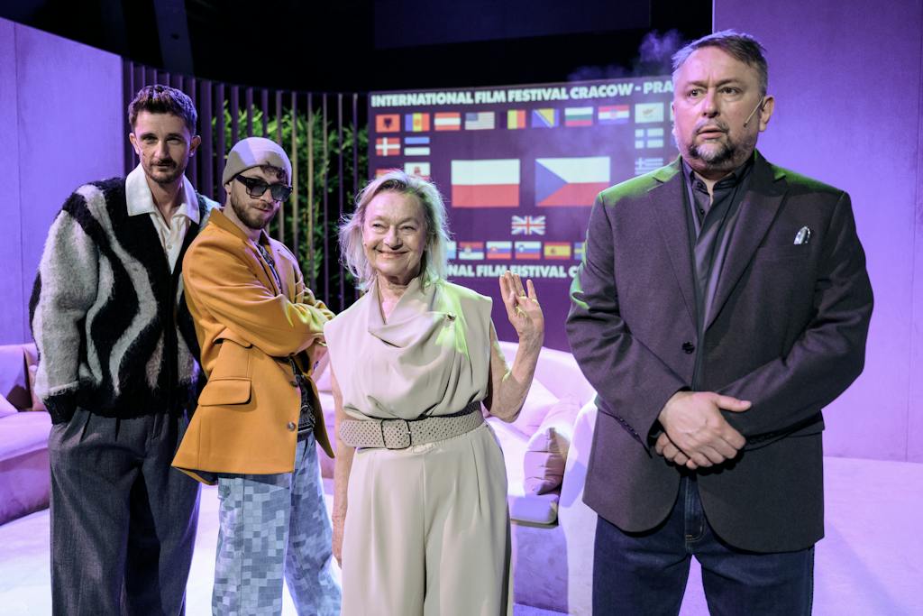 Činohra | Nečekané VÍTĚZSTVÍ POLSKO-ČESKÉ UNIE ve III. světové válce: Michal Režný (Martin Horváth), Daniel Malchar (Natan (Kuba Bachleda)), Anna Tomaszewska (Bożena Klimek), Marek Daniel (Zdeněk Dvořák) – foto: Petr Neubert