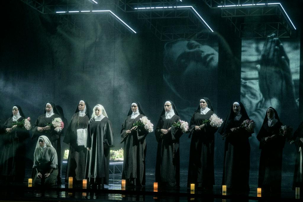 Opera | Dialogues des Carmélites: Jana Sibera (Blanche de la Force), Jekatěrina Krovatěva (Sister Constance of St. Dennis), State Opera Chorus – photo: Petr Neubert