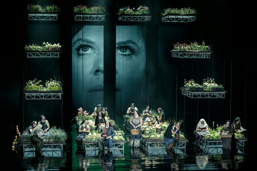 Opera | Dialogues des Carmélites: Tamara Morozová (Madam Lidoine), State Opera Chorus – photo: Petr Neubert