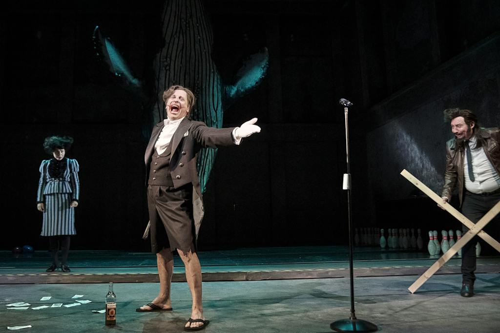 Činohra | Večer tříkrálový: Kateřina Winterová (Marie), David Prachař (Malvolio), Robert Mikluš (Tobiáš Brok) – foto: Martin Špelda